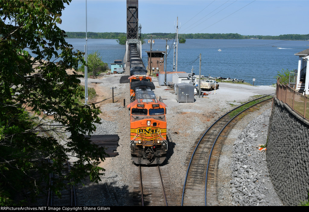 BNSF 5673